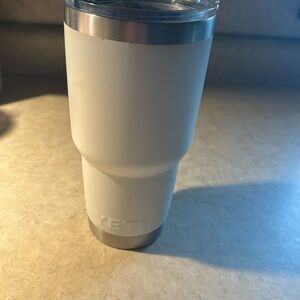 White yeti rambler 30oz